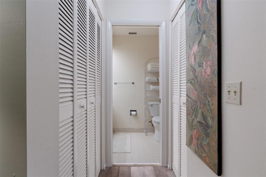 For Sale: $209,900 (2 beds, 2 baths, 995 Square Feet)