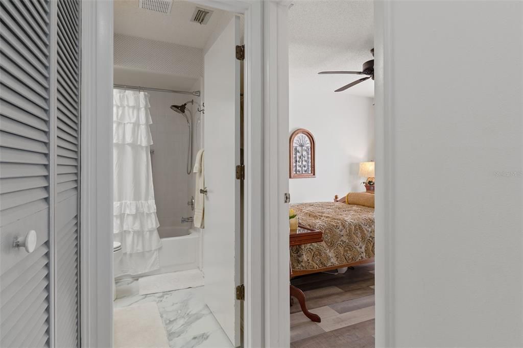 For Sale: $209,900 (2 beds, 2 baths, 995 Square Feet)