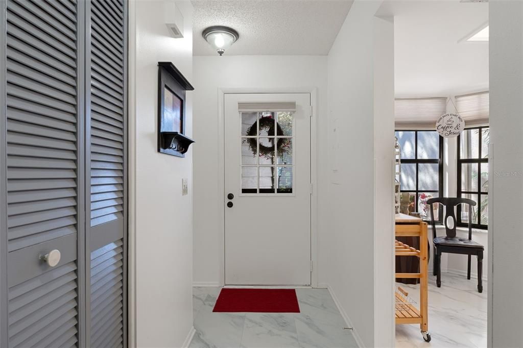 For Sale: $209,900 (2 beds, 2 baths, 995 Square Feet)