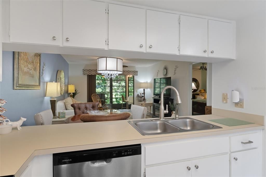 For Sale: $209,900 (2 beds, 2 baths, 995 Square Feet)