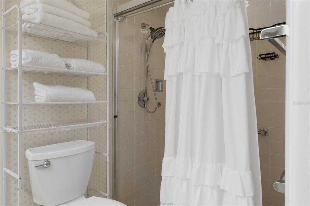 For Sale: $209,900 (2 beds, 2 baths, 995 Square Feet)