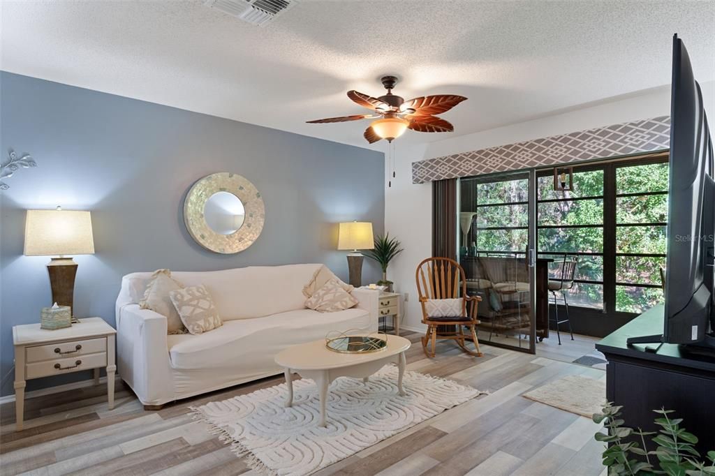 For Sale: $209,900 (2 beds, 2 baths, 995 Square Feet)