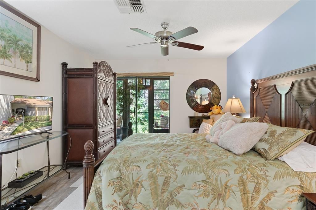 For Sale: $209,900 (2 beds, 2 baths, 995 Square Feet)