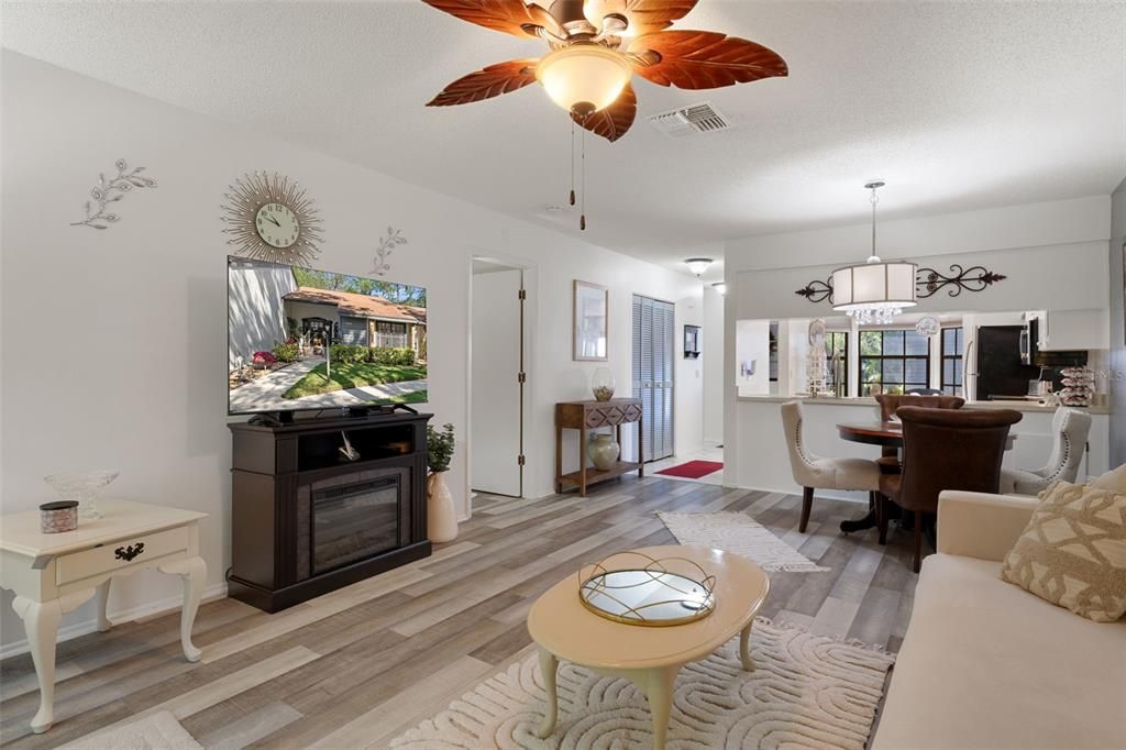 For Sale: $209,900 (2 beds, 2 baths, 995 Square Feet)