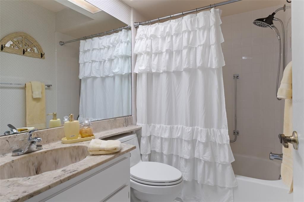 For Sale: $209,900 (2 beds, 2 baths, 995 Square Feet)