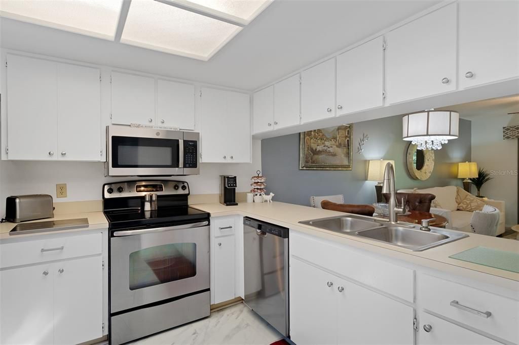 For Sale: $209,900 (2 beds, 2 baths, 995 Square Feet)