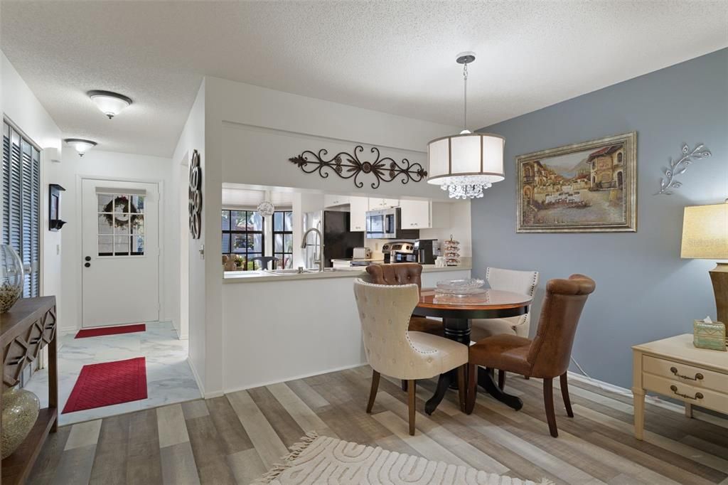 For Sale: $209,900 (2 beds, 2 baths, 995 Square Feet)