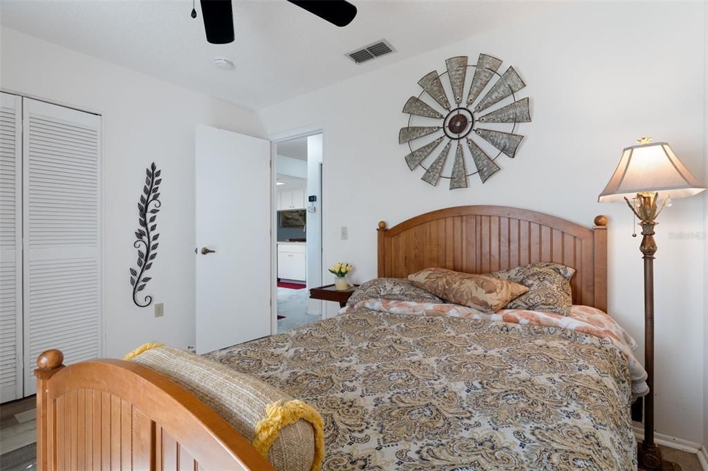 For Sale: $209,900 (2 beds, 2 baths, 995 Square Feet)