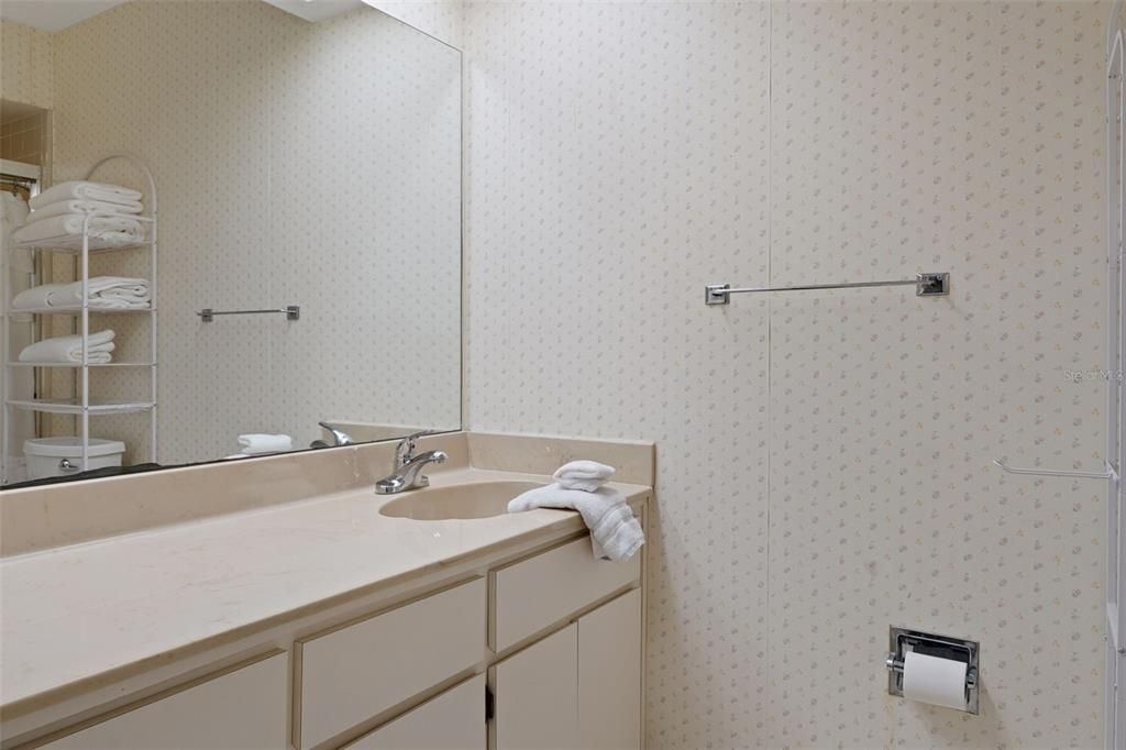 For Sale: $209,900 (2 beds, 2 baths, 995 Square Feet)