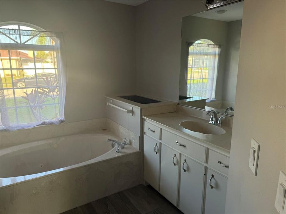 For Sale: $399,900 (3 beds, 2 baths, 2014 Square Feet)