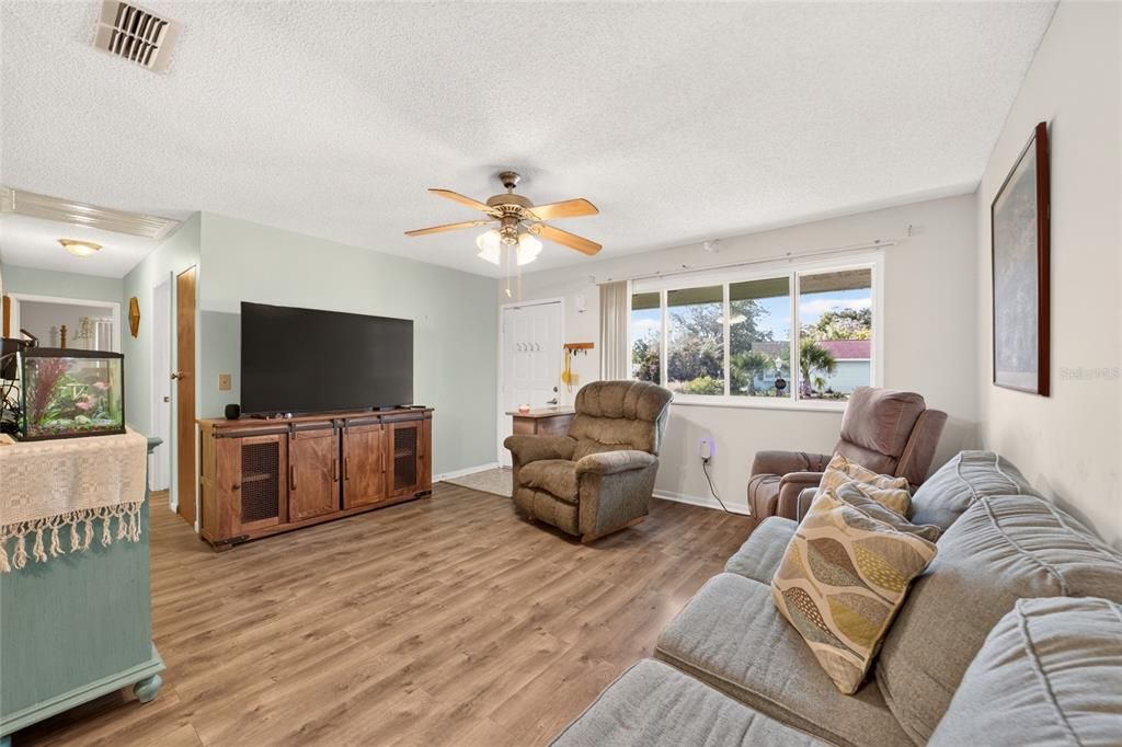 For Sale: $137,888 (2 beds, 2 baths, 960 Square Feet)