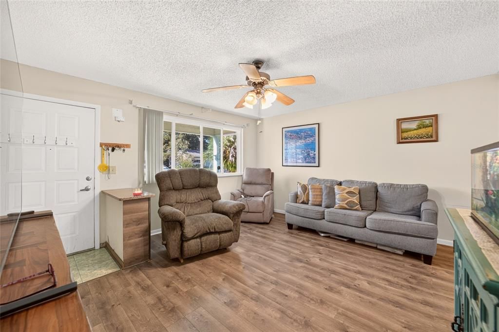 For Sale: $137,888 (2 beds, 2 baths, 960 Square Feet)