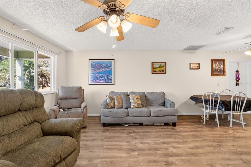 For Sale: $137,888 (2 beds, 2 baths, 960 Square Feet)