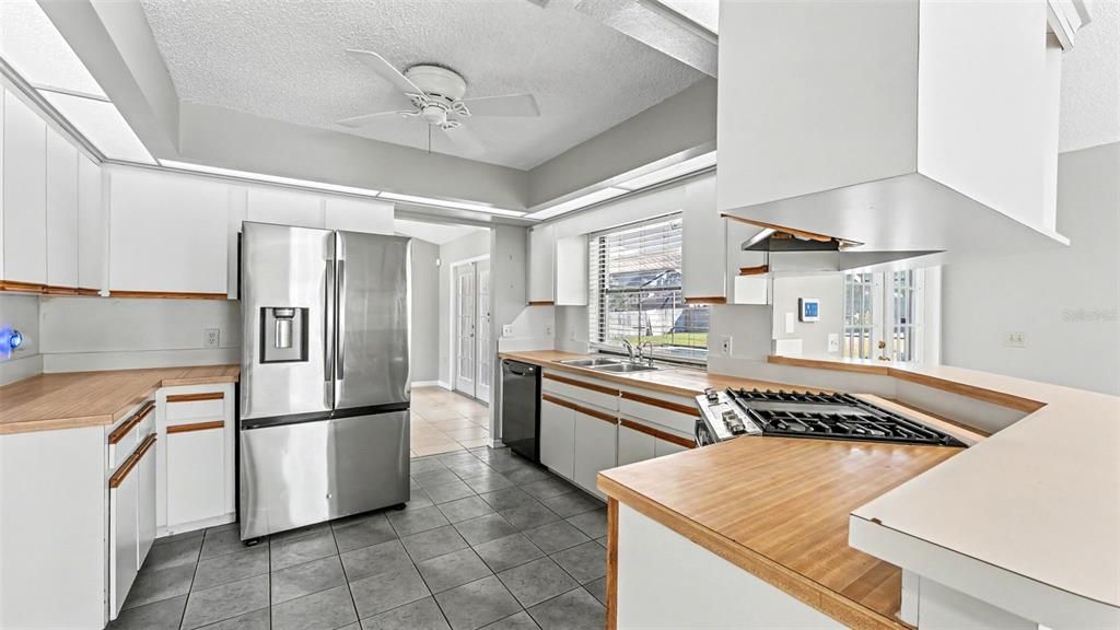 For Sale: $349,000 (4 beds, 2 baths, 2401 Square Feet)