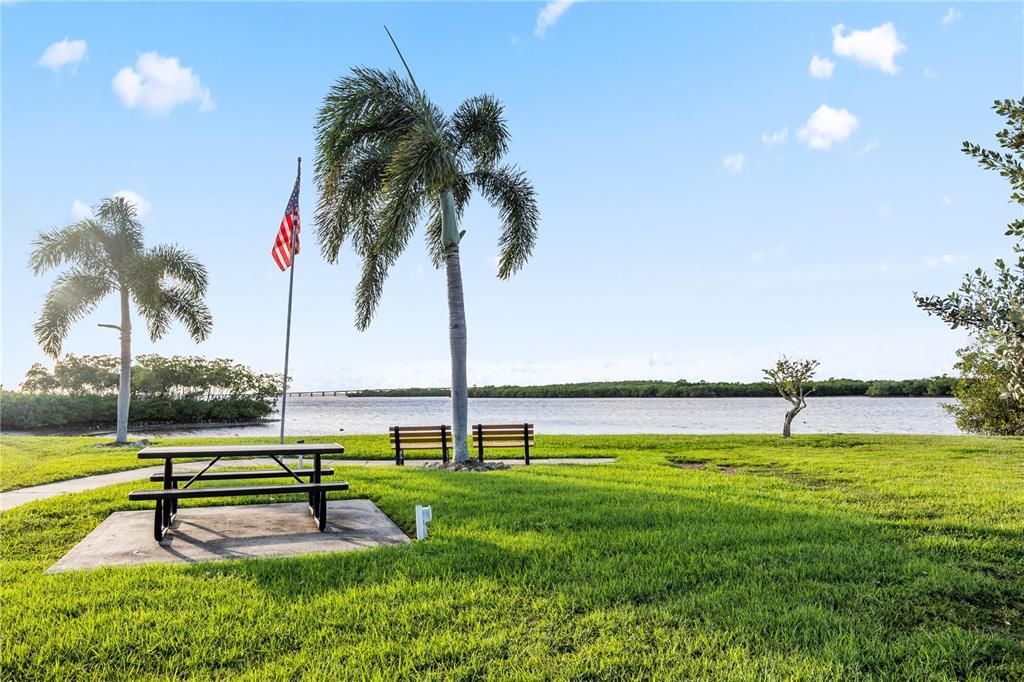 For Sale: $174,999 (2 beds, 2 baths, 1056 Square Feet)
