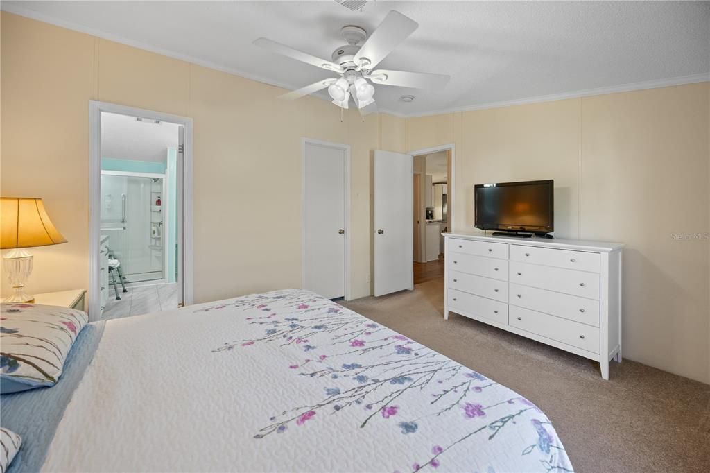 For Sale: $174,999 (2 beds, 2 baths, 1056 Square Feet)