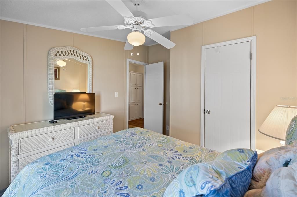 For Sale: $174,999 (2 beds, 2 baths, 1056 Square Feet)
