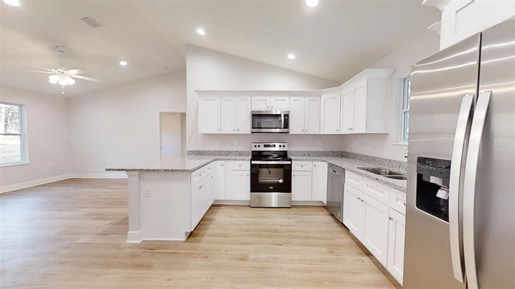 На продажу: $209,995 (3 спален, 2 ванн, 1003 Квадратных фут)
