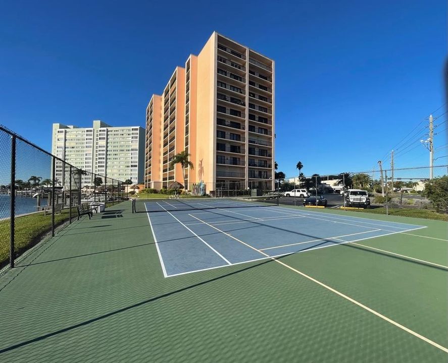 For Sale: $258,900 (1 beds, 1 baths, 680 Square Feet)