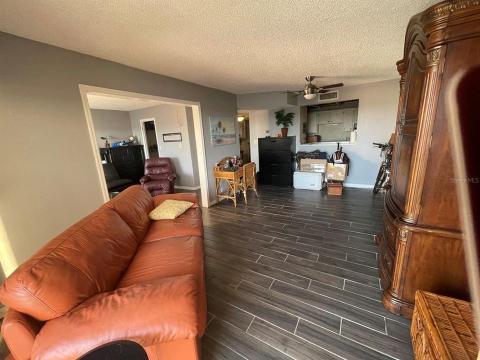 For Sale: $258,900 (1 beds, 1 baths, 680 Square Feet)