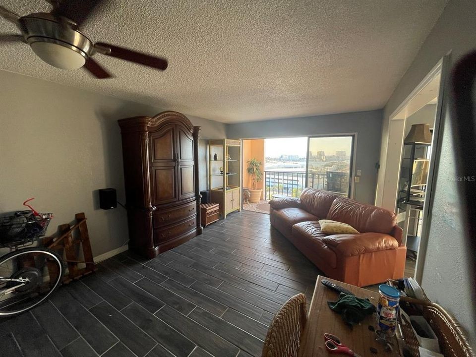 For Sale: $258,900 (1 beds, 1 baths, 680 Square Feet)
