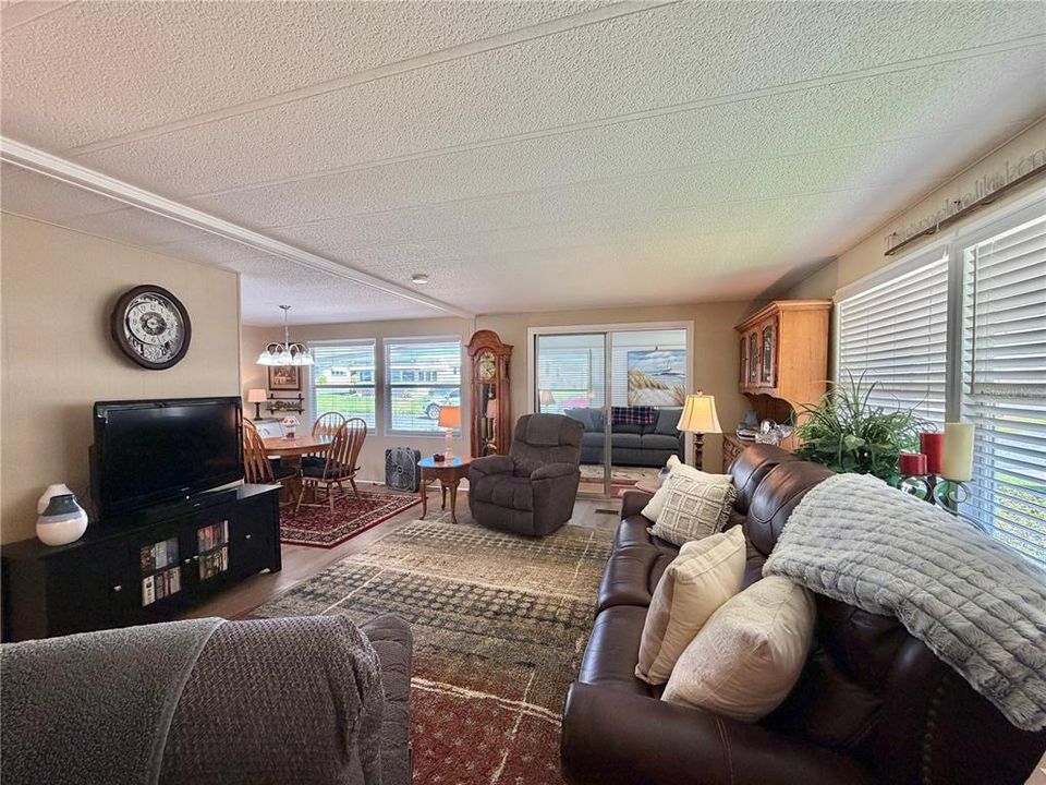 For Sale: $152,000 (2 beds, 2 baths, 1216 Square Feet)