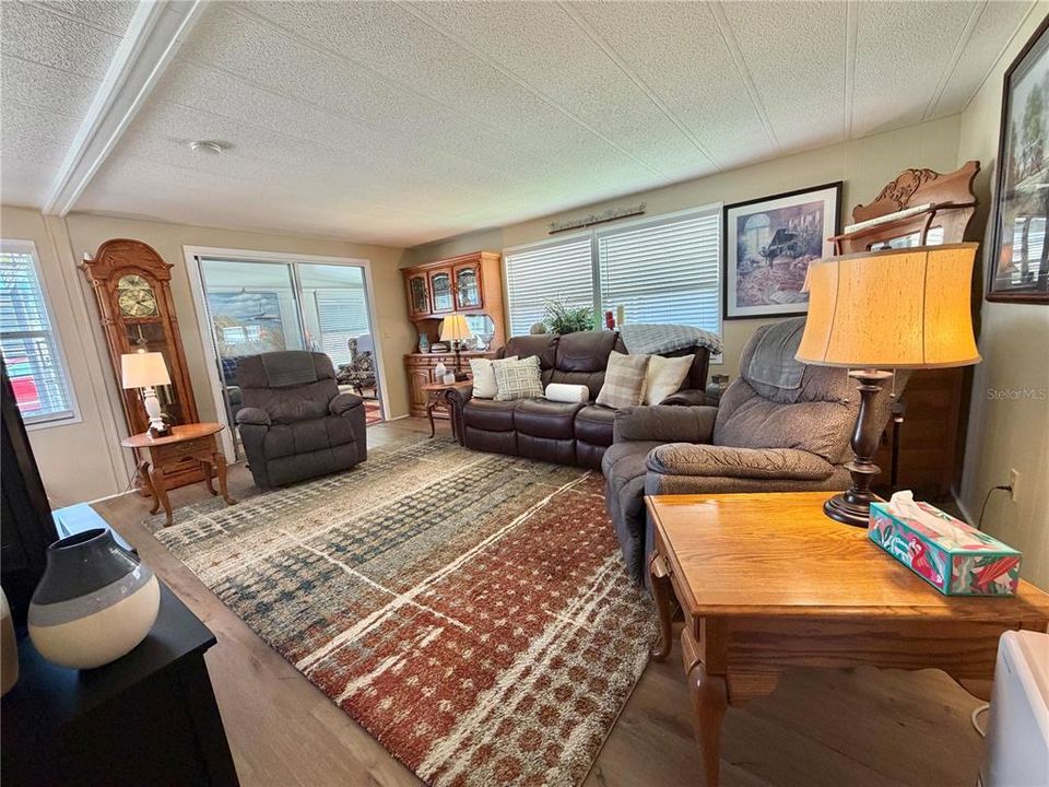 For Sale: $152,000 (2 beds, 2 baths, 1216 Square Feet)