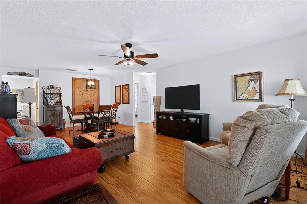 For Sale: $174,900 (2 beds, 2 baths, 1249 Square Feet)