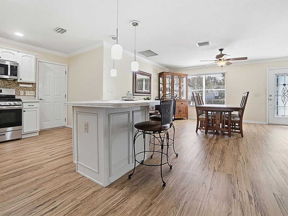 For Sale: $279,000 (2 beds, 2 baths, 1382 Square Feet)