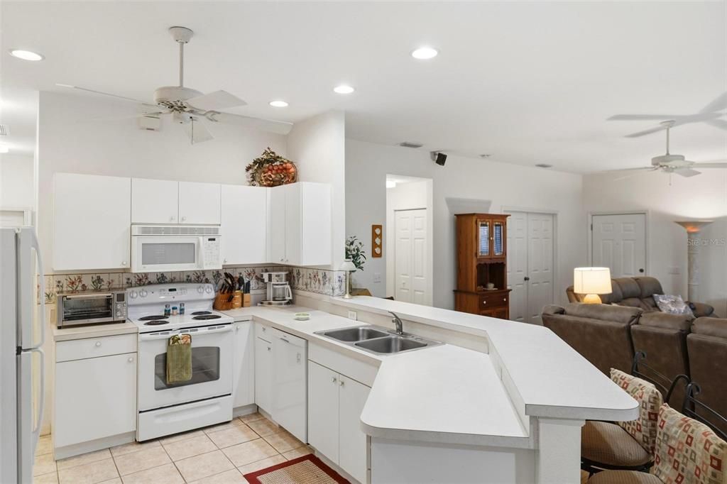 For Sale: $250,000 (2 beds, 2 baths, 1364 Square Feet)