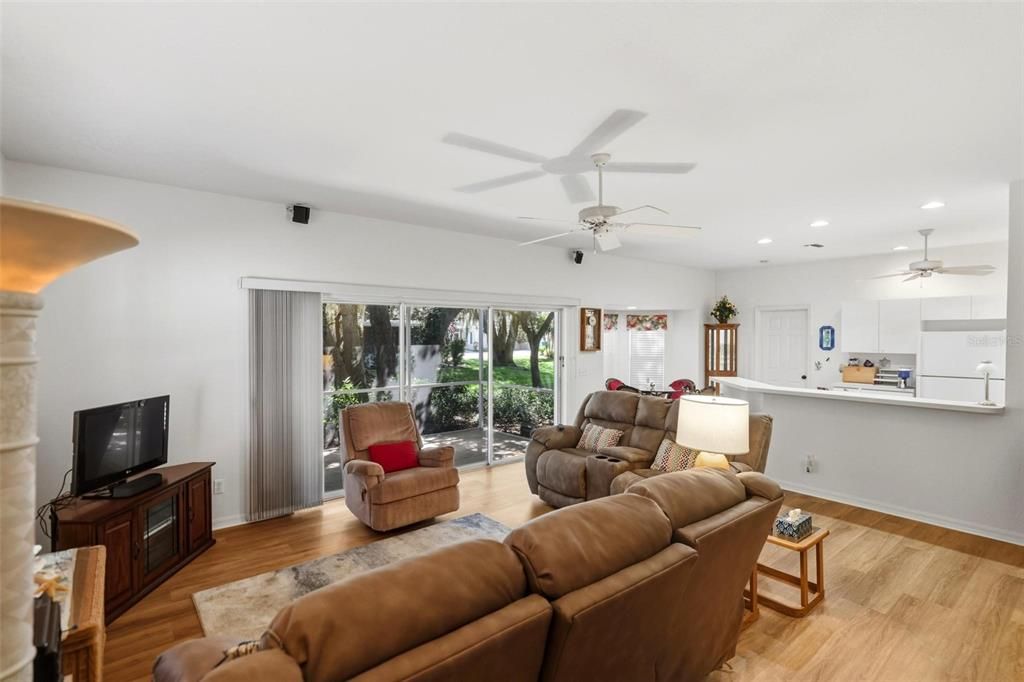 For Sale: $250,000 (2 beds, 2 baths, 1364 Square Feet)