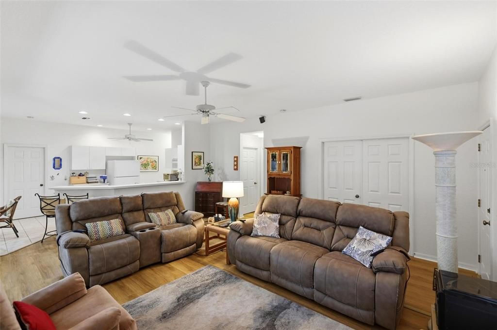 For Sale: $250,000 (2 beds, 2 baths, 1364 Square Feet)