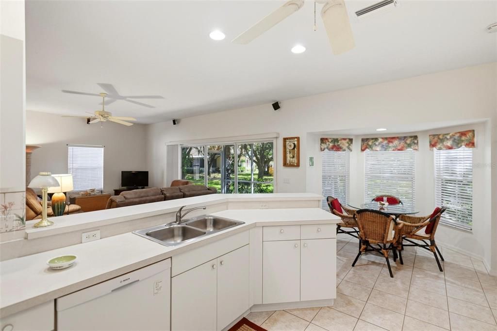 For Sale: $250,000 (2 beds, 2 baths, 1364 Square Feet)