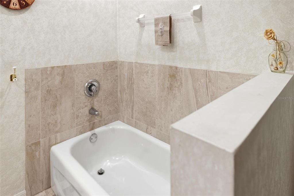 For Sale: $250,000 (2 beds, 2 baths, 1364 Square Feet)