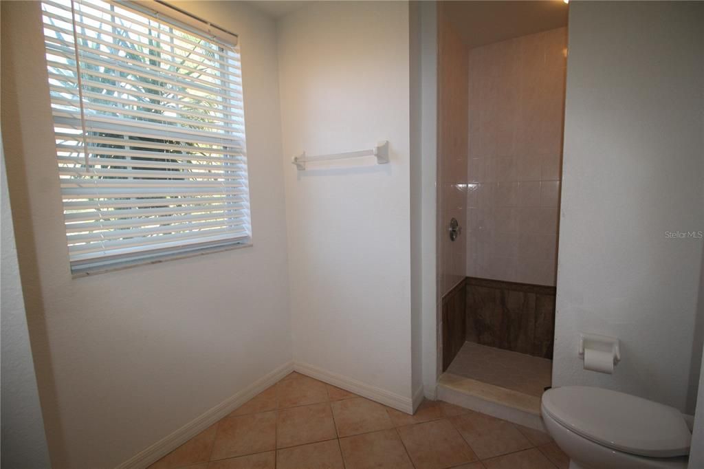 For Rent: $2,400 (3 beds, 2 baths, 1576 Square Feet)