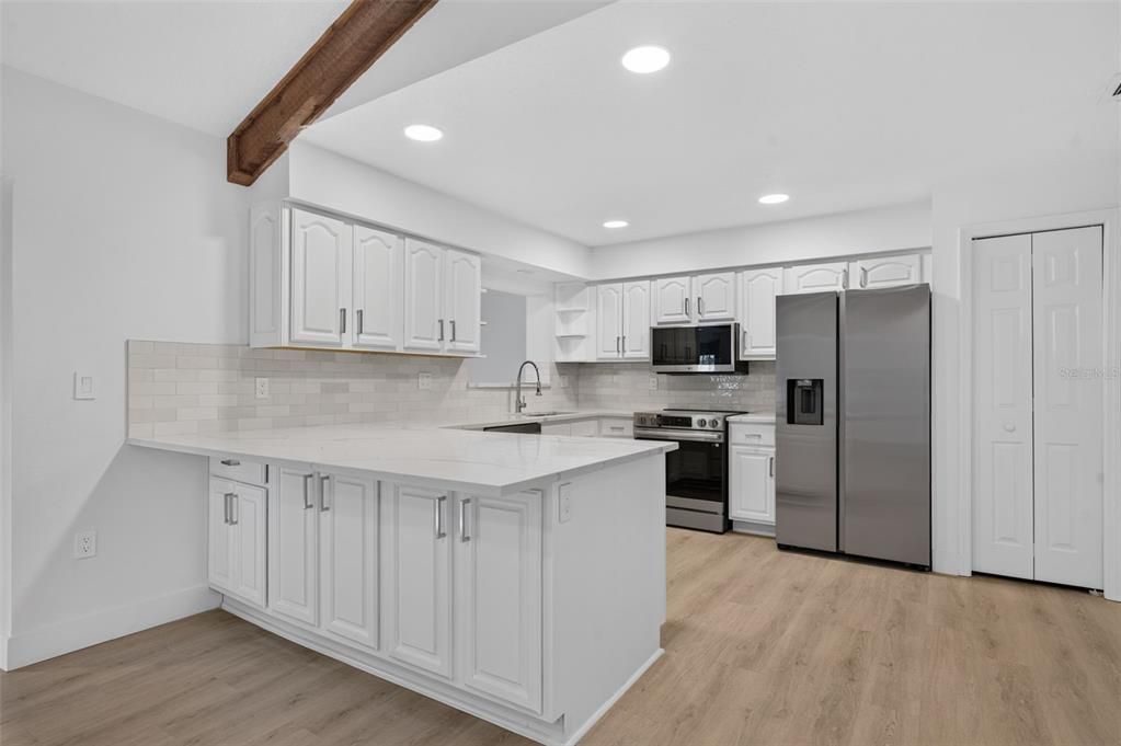 На продажу: $539,900 (4 спален, 2 ванн, 2193 Квадратных фут)