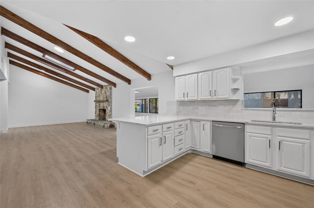 На продажу: $539,900 (4 спален, 2 ванн, 2193 Квадратных фут)