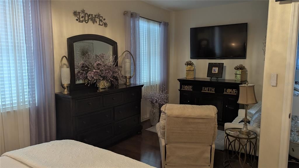 For Sale: $319,000 (2 beds, 2 baths, 1749 Square Feet)