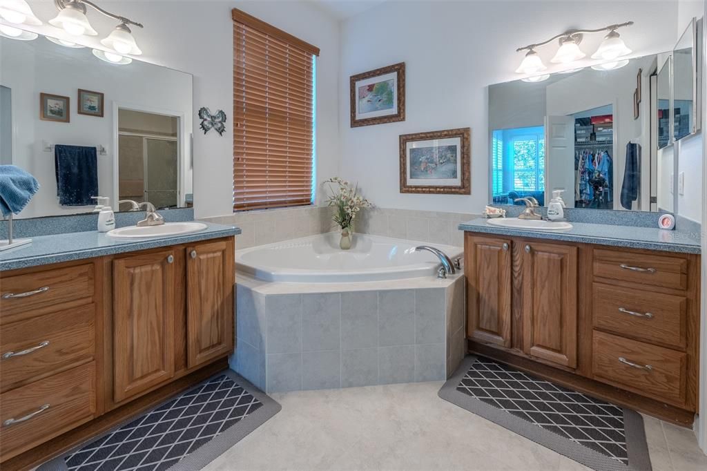 For Sale: $249,900 (2 beds, 2 baths, 1759 Square Feet)