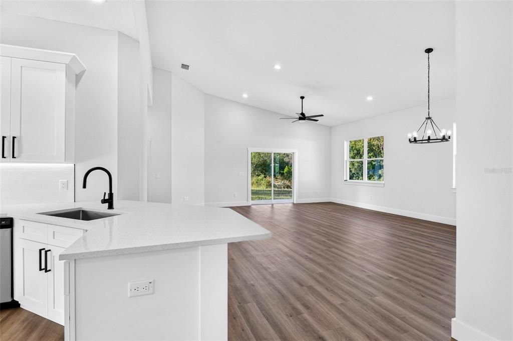 На продажу: $499,900 (4 спален, 3 ванн, 2112 Квадратных фут)