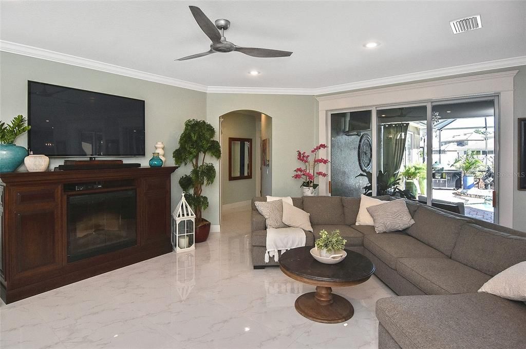 En Venta: $729,900 (3 camas, 2 baños, 2380 Pies cuadrados)
