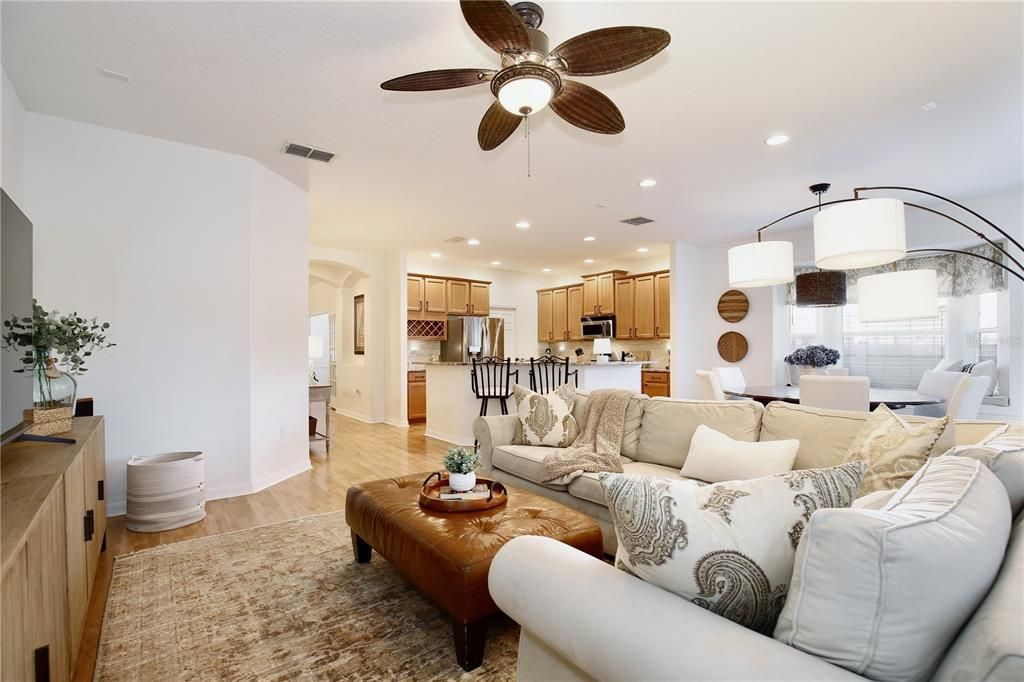 En Venta: $625,000 (4 camas, 3 baños, 2427 Pies cuadrados)