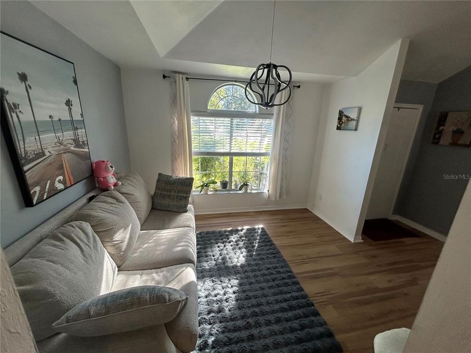 На продажу: $314,999 (3 спален, 2 ванн, 1352 Квадратных фут)