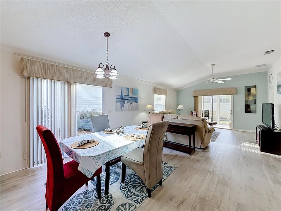На продажу: $329,900 (2 спален, 2 ванн, 1158 Квадратных фут)