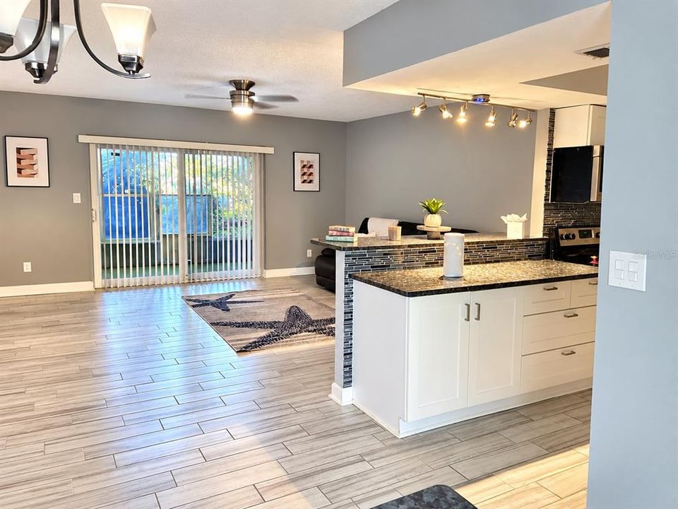 For Sale: $149,900 (1 beds, 1 baths, 710 Square Feet)