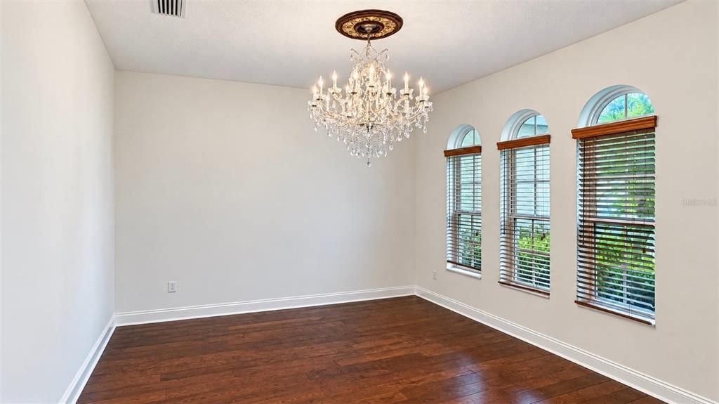 For Sale: $800,000 (6 beds, 5 baths, 4500 Square Feet)