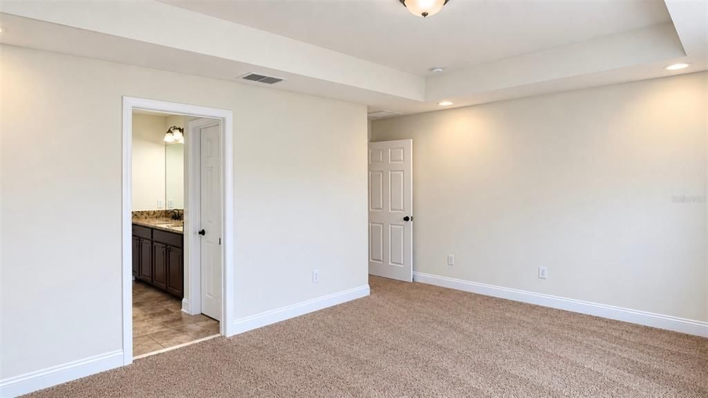 For Sale: $800,000 (6 beds, 5 baths, 4500 Square Feet)