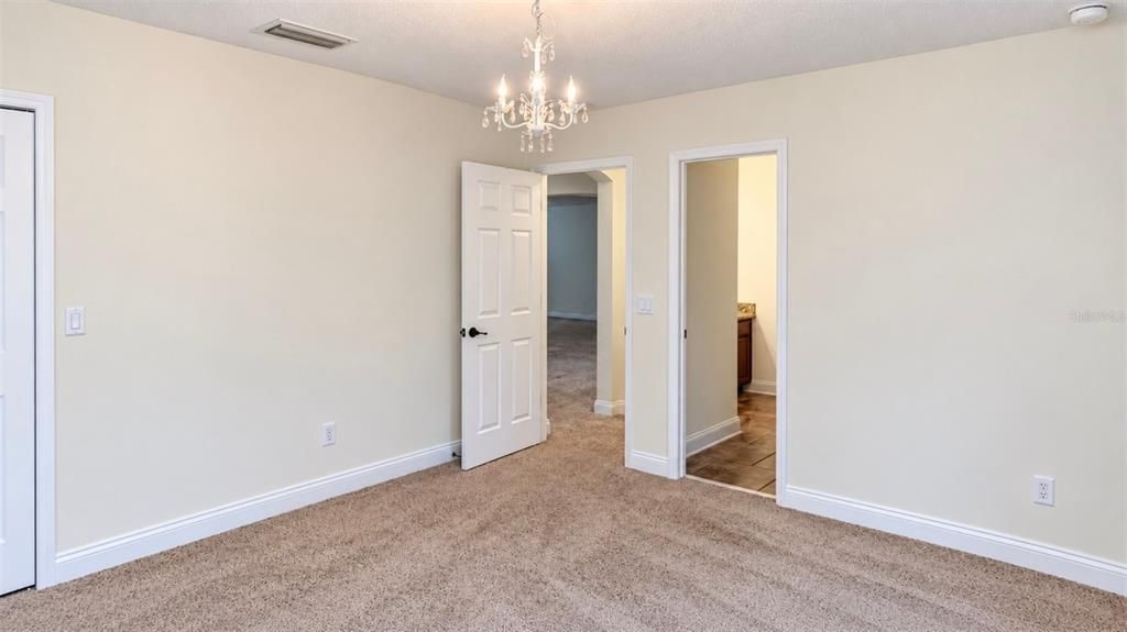 For Sale: $800,000 (6 beds, 5 baths, 4500 Square Feet)