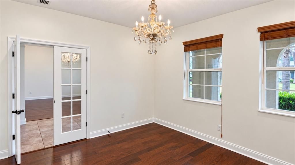 For Sale: $800,000 (6 beds, 5 baths, 4500 Square Feet)