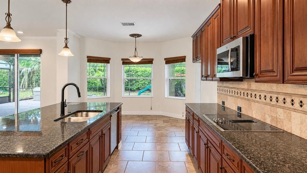 For Sale: $800,000 (6 beds, 5 baths, 4500 Square Feet)